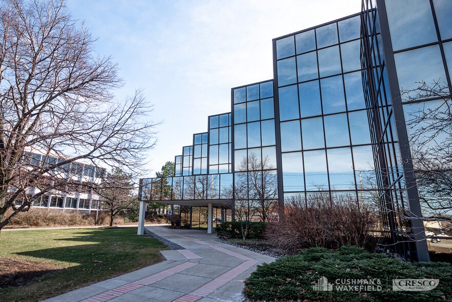 24400 Chagrin Blvd, Beachwood, OH à louer - Photo de l’immeuble – Image 2 sur 12