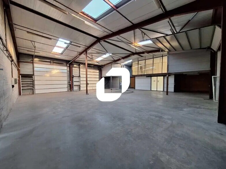 Bureau dans Saint-André-de-Sangonis à louer - Photo de l’immeuble – Image 2 sur 12