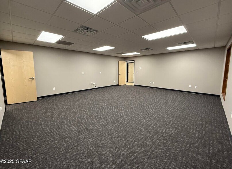 2820 19th Ave S, Grand Forks, ND à louer - Photo de l’immeuble – Image 2 sur 2