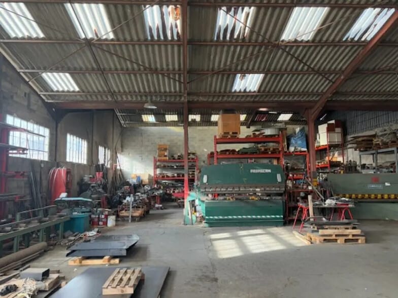 Local d’activités dans Castillon-du-Gard à louer - Photo intérieure – Image 1 sur 3