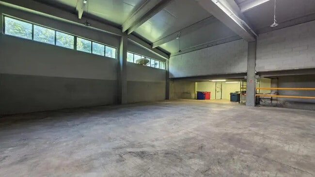 Plus de détails pour Local d’activités à vendre