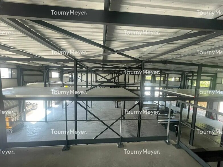 Local d’activités dans Lunel à louer - Photo de l’immeuble – Image 3 sur 7