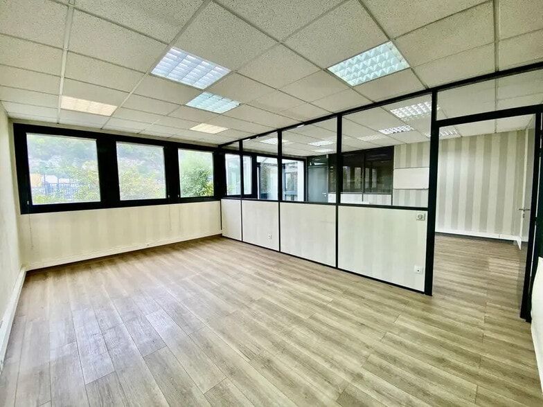 Local d’activités dans Oudalle à louer - Photo de l’immeuble – Image 3 sur 6