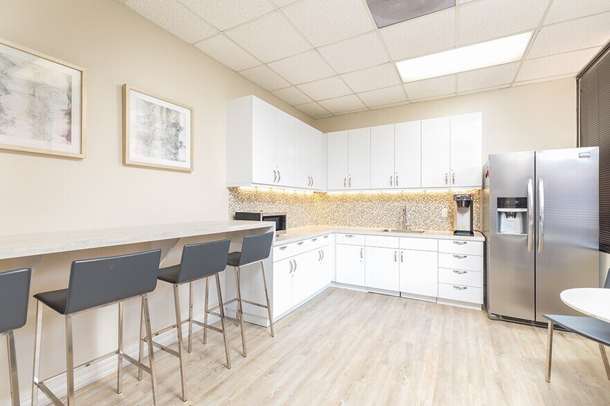 11440 W bernardo Ct, San Diego, CA à louer - Photo de l’immeuble – Image 3 sur 5