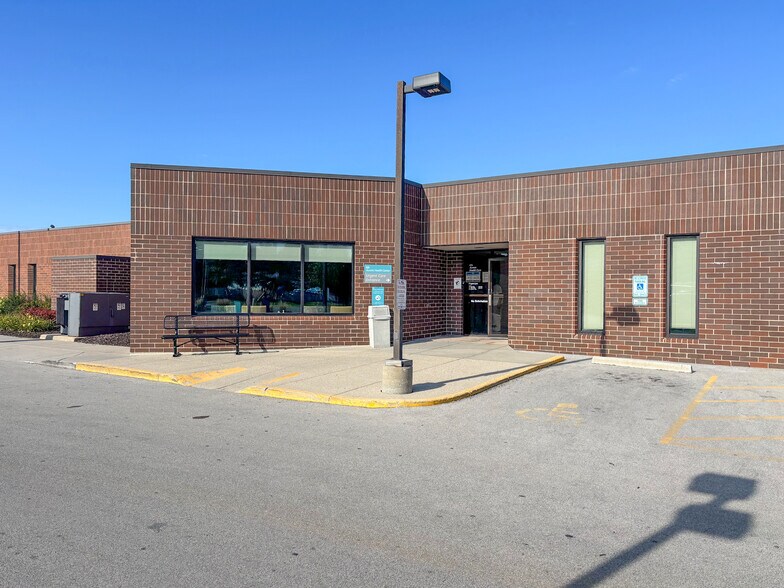 6901 W Edgerton Ave, Greenfield, WI à vendre - Photo de l’immeuble – Image 3 sur 10