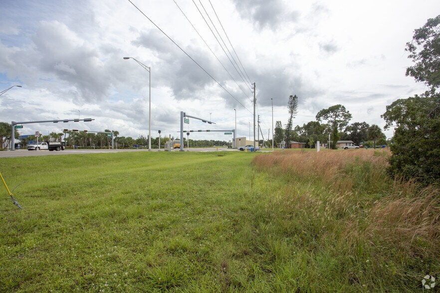 2560 Collins St, Fort Myers, FL à vendre - Photo de l’immeuble – Image 2 sur 6