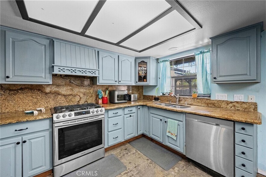 712 W Avenue R8, Palmdale, CA à louer - Photo intérieure – Image 2 sur 21