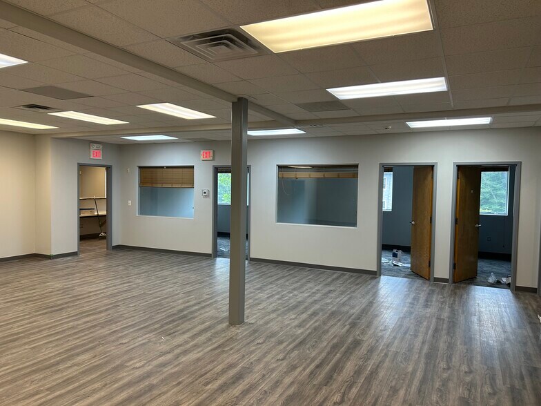 207 Commercial Ct, Morganville, NJ à louer - Photo de l’immeuble – Image 3 sur 11