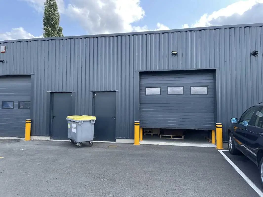 Local commercial dans Bresles à louer Photo de l’immeuble– Image 1 sur 4