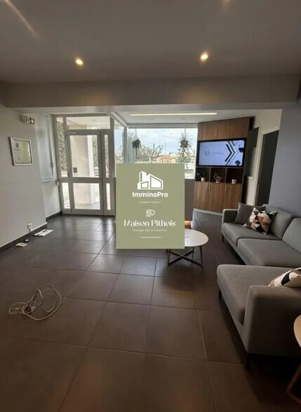 Local d’activités dans Sanary-sur-Mer à louer - Photo de l’immeuble – Image 1 sur 13