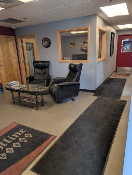 1331-1333 Larc Industrial Blvd, Burnsville, MN à louer - Hall d’entrée – Image 2 sur 6