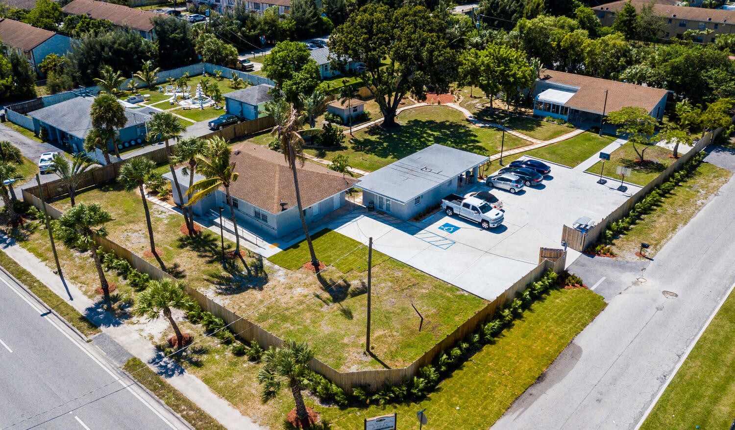 1893 N Haverhill Rd, West Palm Beach, FL à vendre Photo de l’immeuble– Image 1 sur 8