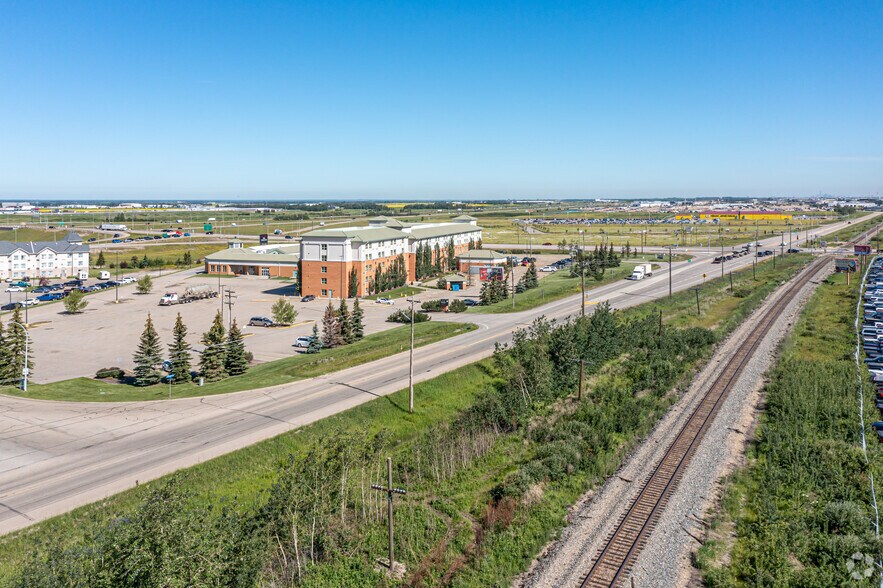 8013 Sparrow Dr, Leduc, AB à vendre - Aérien – Image 2 sur 3