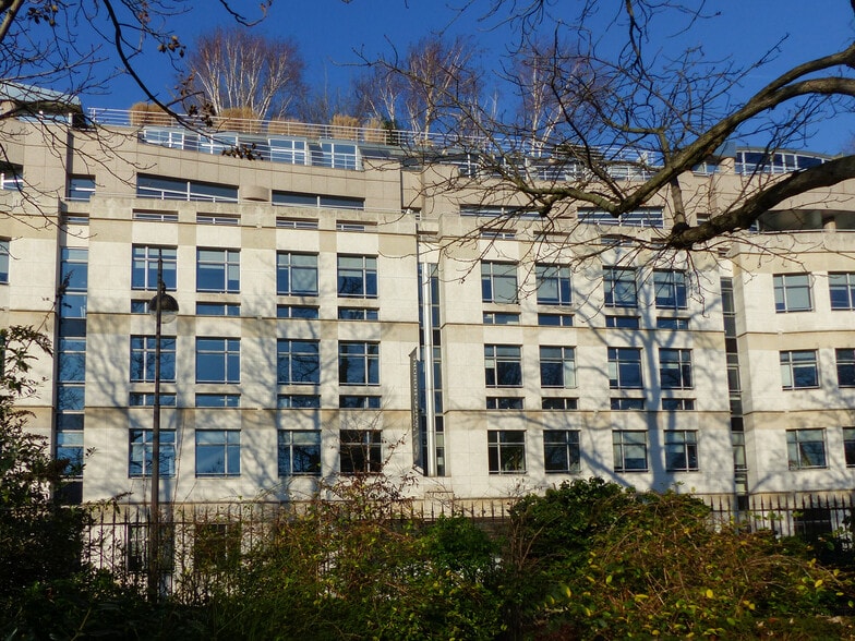 21-25 Rue Balzac, Paris à louer - Photo de l’immeuble – Image 2 sur 16