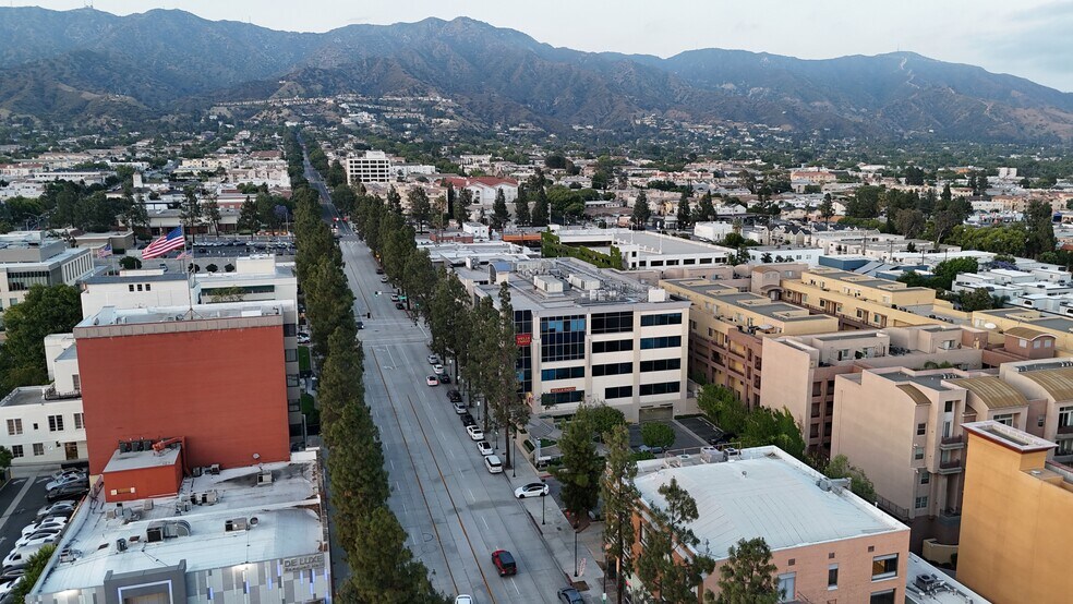 250 E Olive Ave, Burbank, CA à louer - Photo de l’immeuble – Image 2 sur 24