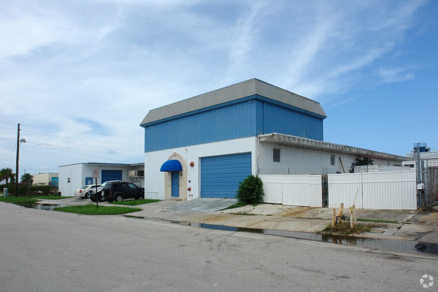 117 Reed Rd, Lake Park, FL à vendre - Photo de l’immeuble – Image 2 sur 6