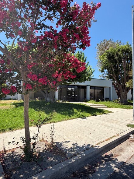 9175 Eton Ave, Chatsworth, CA à louer - Photo de l’immeuble – Image 2 sur 8