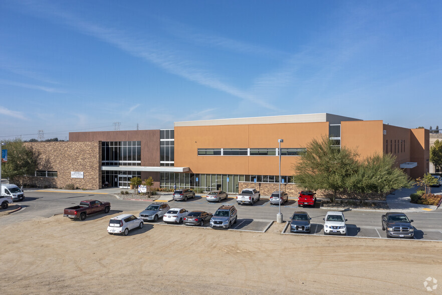 4500 Morning Dr, Bakersfield, CA à louer - Photo principale – Image 1 sur 33