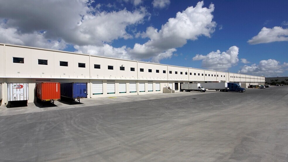 12200 NW 25th St, Miami, FL à louer - Photo de l’immeuble – Image 2 sur 17