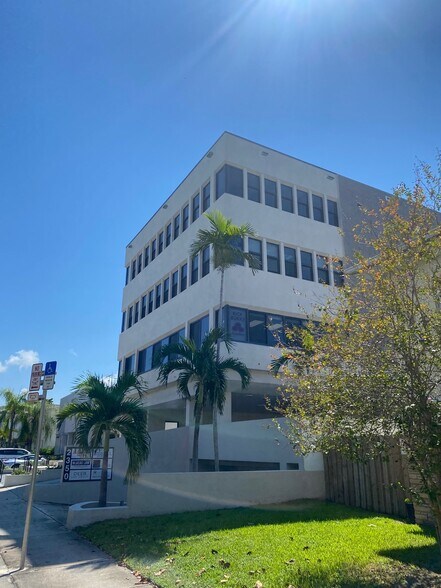2350 Coral Way, Coral Gables, FL à vendre - Photo de l’immeuble – Image 2 sur 26