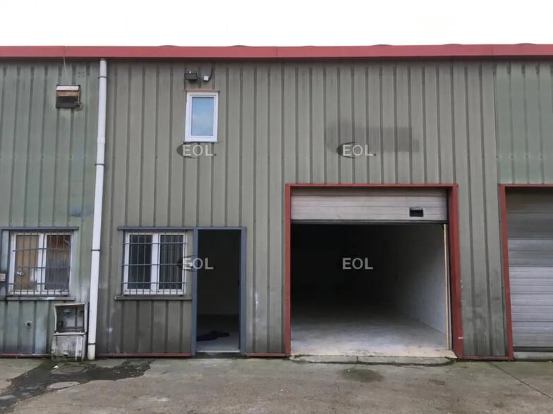 Local d’activités dans Stains à louer - Photo de l’immeuble – Image 3 sur 6