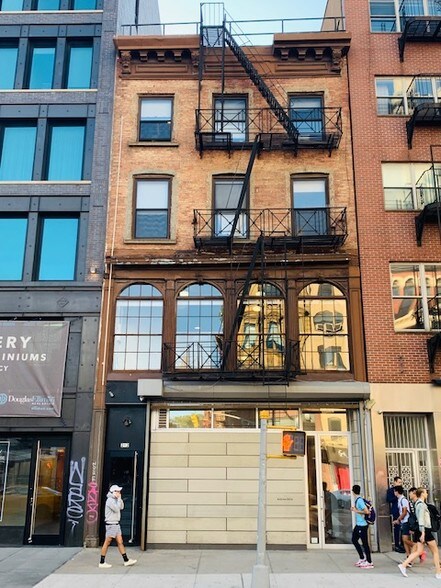 212 Bowery, New York, NY à vendre - Photo de l’immeuble – Image 2 sur 6