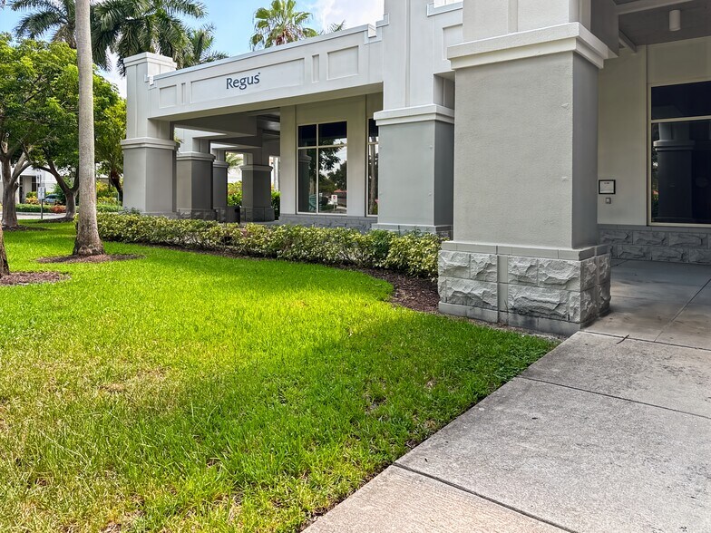 950 S Pine Island Rd, Plantation, FL à louer - Photo de l’immeuble – Image 3 sur 15