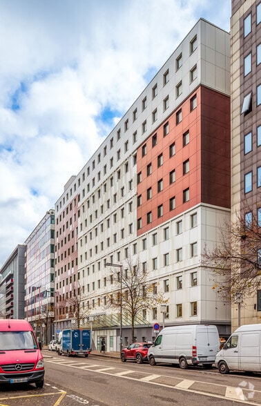 24 Boulevard De Pesaro, Nanterre à louer - Photo de l’immeuble – Image 2 sur 6