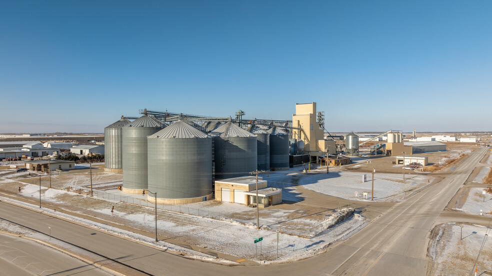 1002 Main Ave W, West Fargo, ND à vendre - Photo principale – Image 1 sur 13