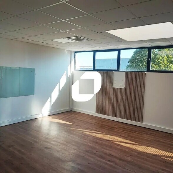 Bureau dans Bry-sur-Marne à louer - Photo de l’immeuble – Image 3 sur 11