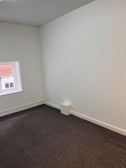 30 High St, Stone à vendre - Photo de l’immeuble – Image 3 sur 16