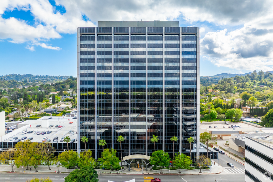 15760 Ventura Blvd, Encino, CA à louer - Photo de l’immeuble – Image 1 sur 4