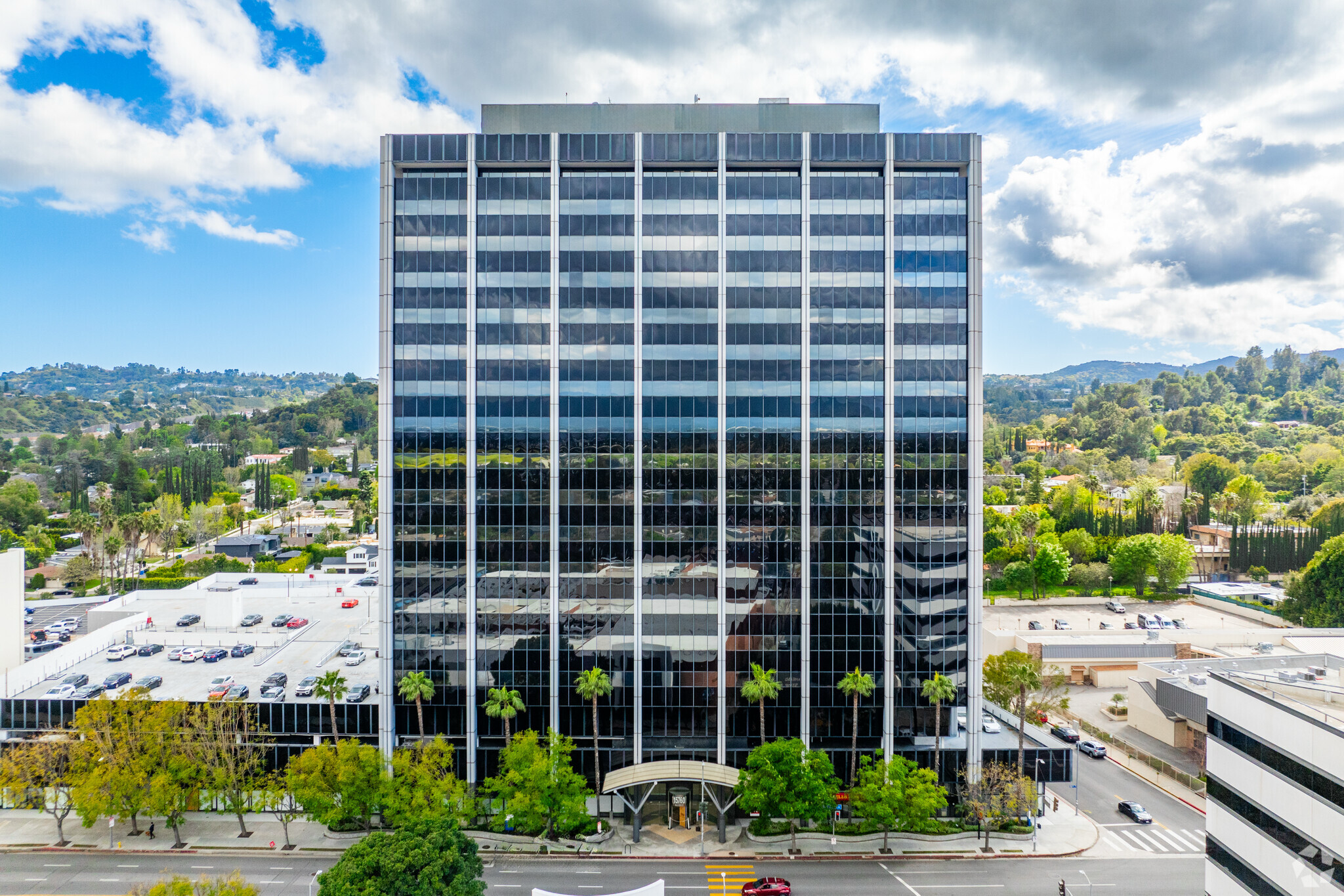 15760 Ventura Blvd, Encino, CA à louer Photo de l’immeuble– Image 1 sur 5