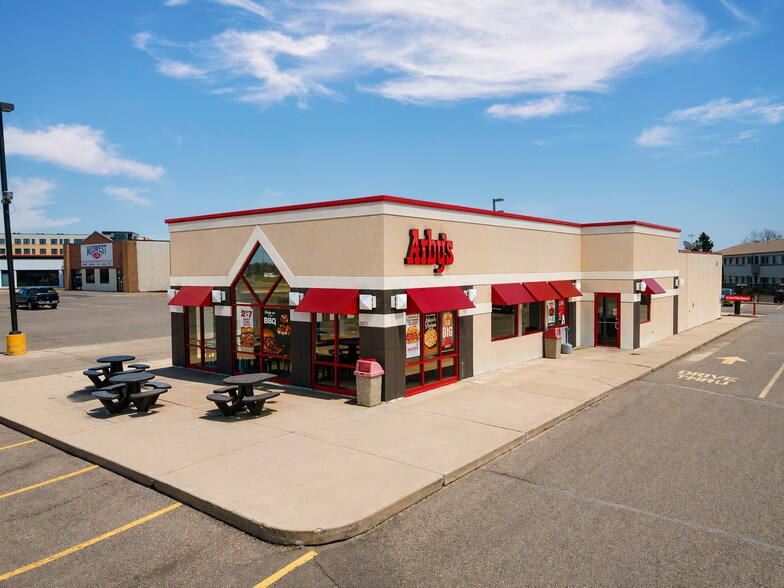 2821 Hendrickson Dr, Eau Claire, WI à vendre - Photo de l’immeuble – Image 2 sur 5