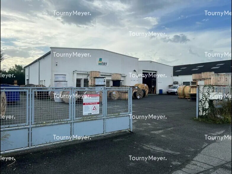 Local d’activités dans Lons à louer - Photo principale – Image 1 sur 5