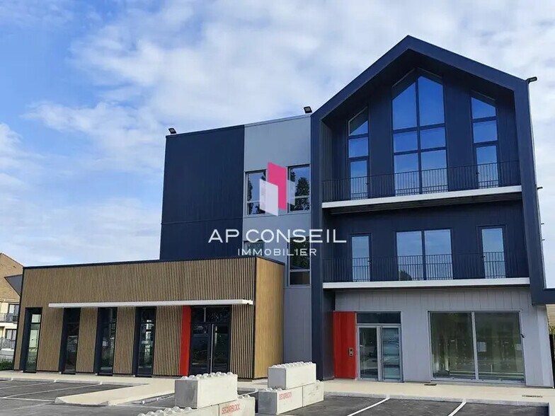 Bureaux/Local commercial dans Plaisir à louer - Photo de l’immeuble – Image 1 sur 4