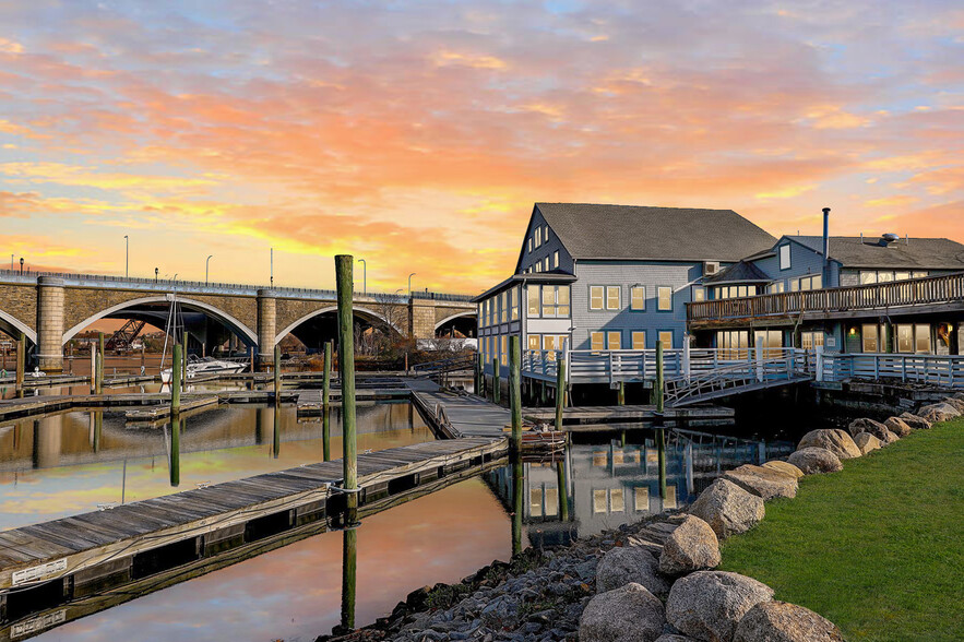 Waterfront Restaurant - East Providence portefeuille de 2 biens à vendre sur LoopNet.fr - Photo de l’immeuble – Image 3 sur 23