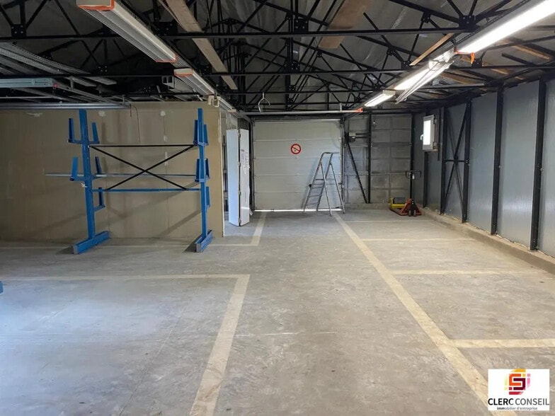 Local d'activités dans Val-de-Reuil à vendre - Photo de l’immeuble – Image 2 sur 17