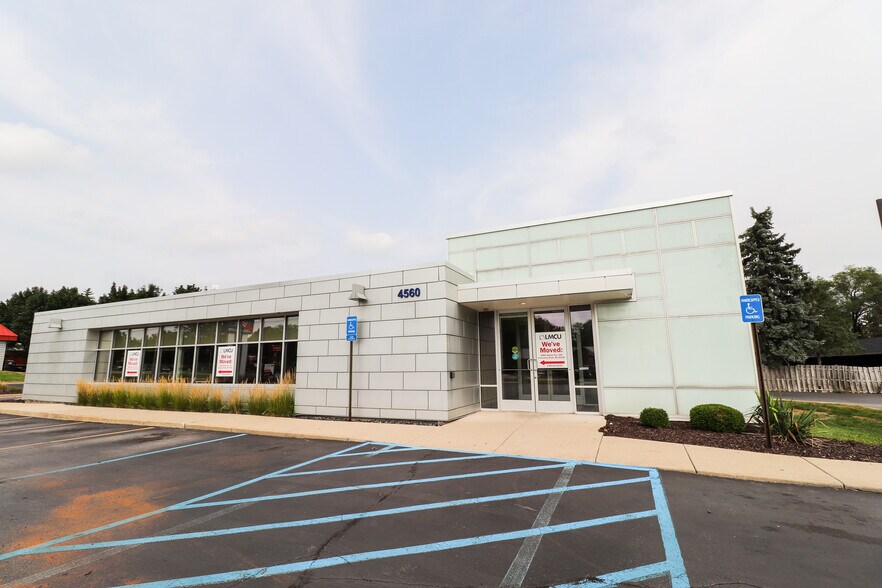 4560 Alpine Ave NW, Comstock Park, MI à vendre - Photo de l’immeuble – Image 1 sur 2