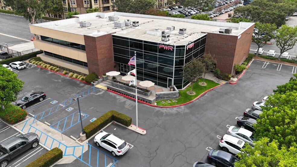 1601 E Orangewood Ave, Anaheim, CA à louer - Photo de l’immeuble – Image 2 sur 18