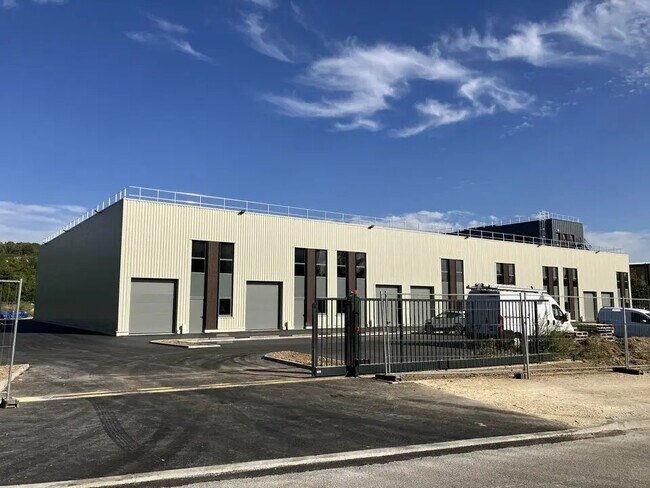 Plus de détails pour Rue Des Valets, Montluel - Local d’activités à vendre