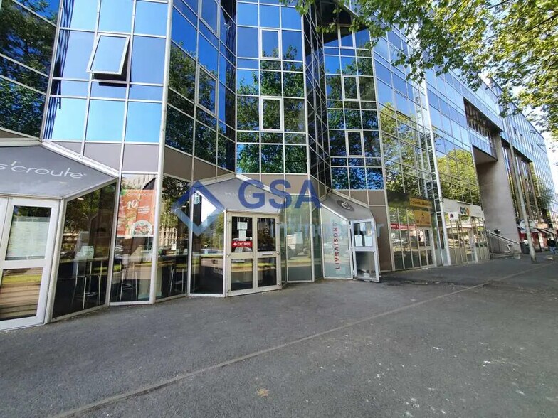 Bureau dans Évry-Courcouronnes à vendre - Photo de l’immeuble – Image 1 sur 9