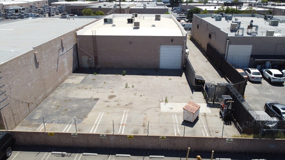 9765 Eton Ave, Chatsworth, CA à louer - Photo de l’immeuble – Image 2 sur 3