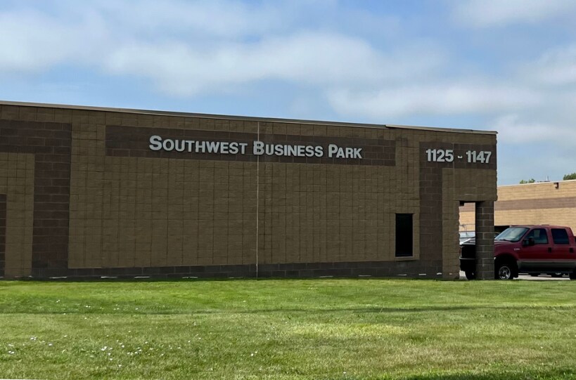 1125-1147 W Dennis Ave, Olathe, KS à louer - Photo de l’immeuble – Image 1 sur 5