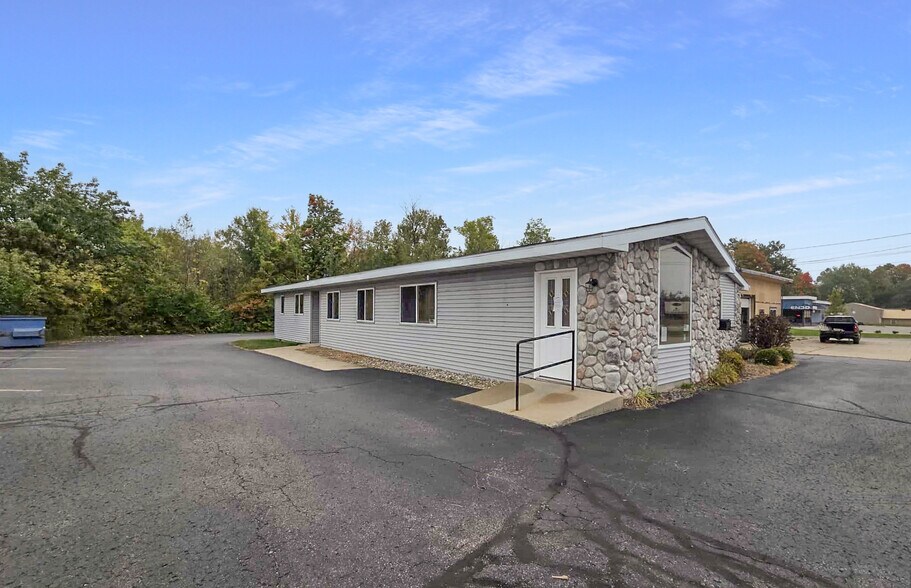 9252 Lake City Rd, Houghton Lake, MI à vendre - Photo de l’immeuble – Image 2 sur 17