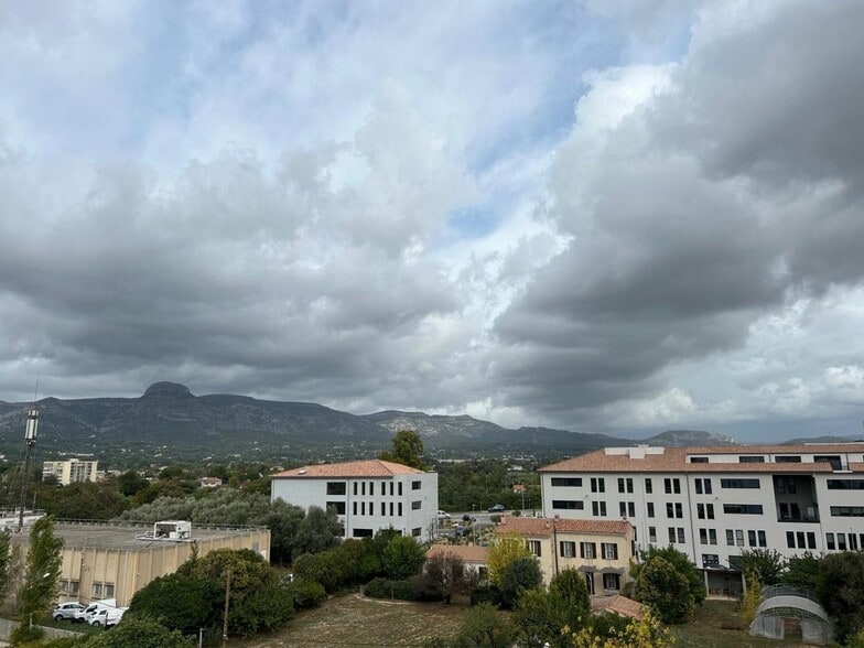 Bureau dans Aubagne à louer - Photo de l’immeuble – Image 2 sur 5