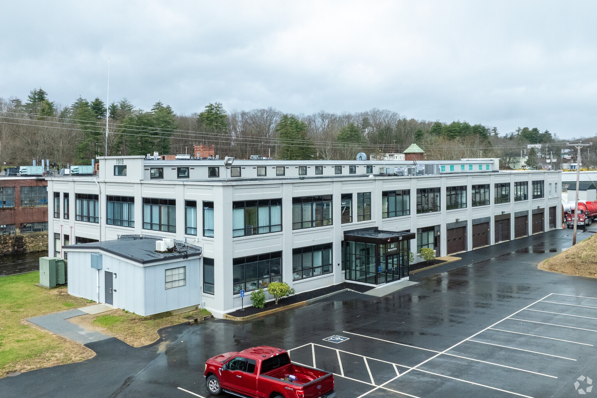 80 Optical Dr, Southbridge, MA à louer Photo de l’immeuble– Image 1 sur 81