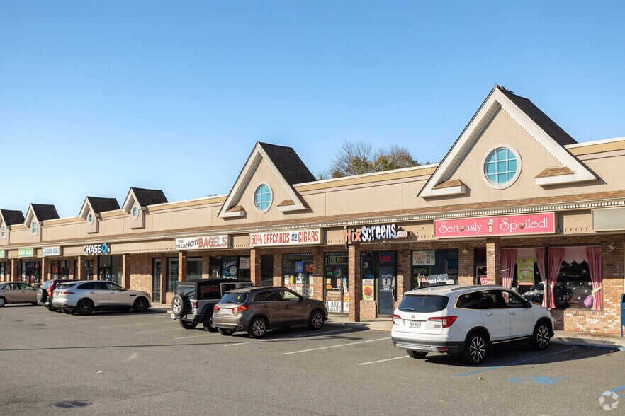 680-707 Old Country Rd, Dix Hills, NY à louer - Photo de l’immeuble – Image 2 sur 9