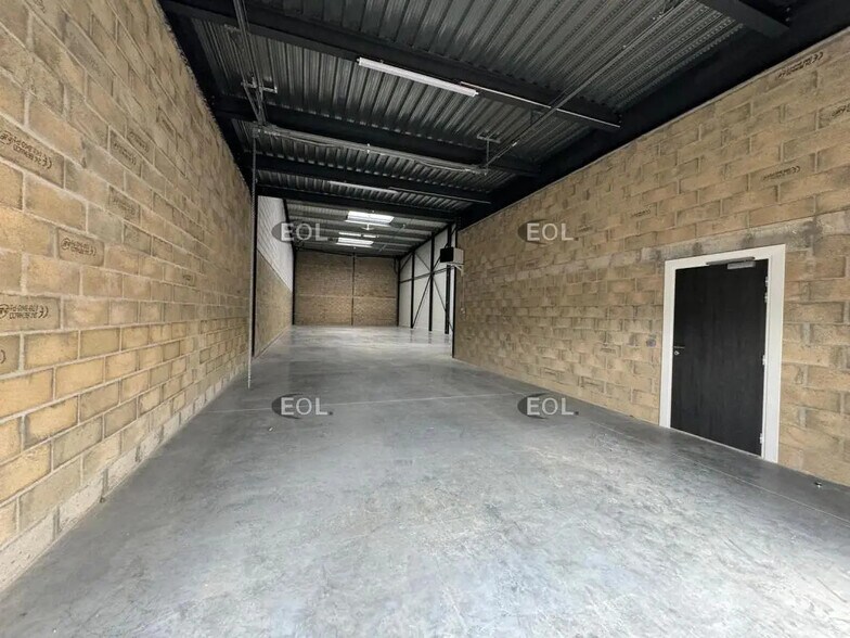 Local d'activités dans Plaisir à vendre - Photo de l’immeuble – Image 1 sur 9