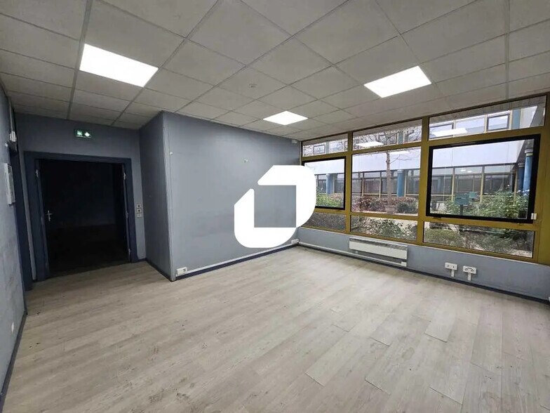 Bureau dans Villepinte à louer - Photo de l’immeuble – Image 2 sur 14